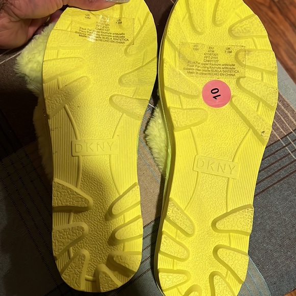 ❤️”Final Sale”Nwt gorgeous Neon Green furry slides by DKNY size 10 - Picture 3 of 3
